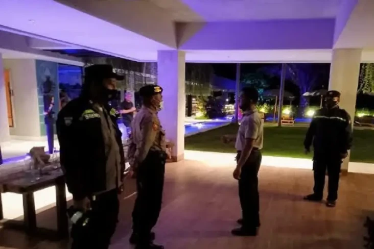 Terlalu Bising, Pesta...