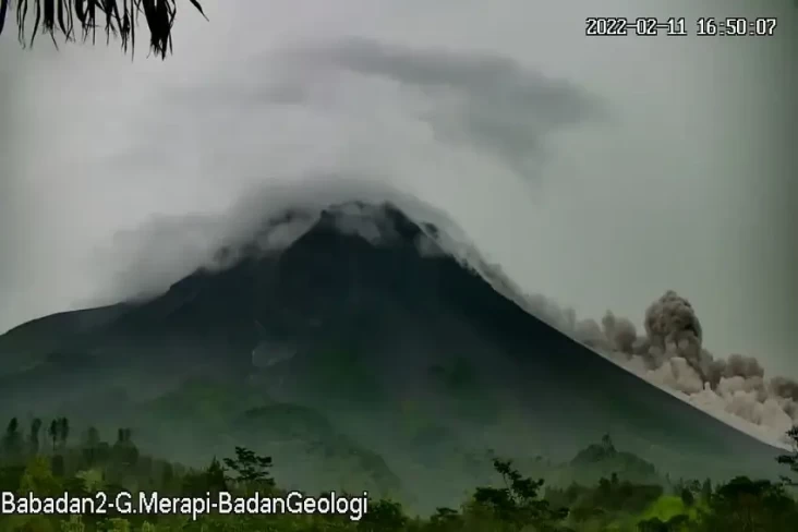 Gunung Merapi Keluarkan...