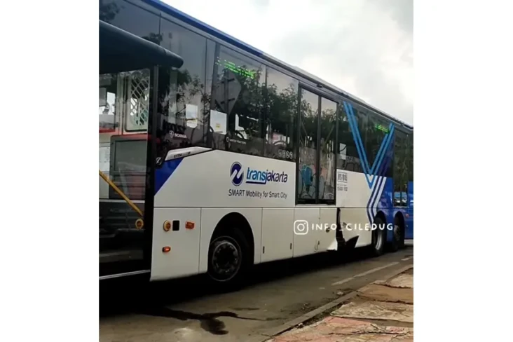 Bus Transjakarta Serempet...