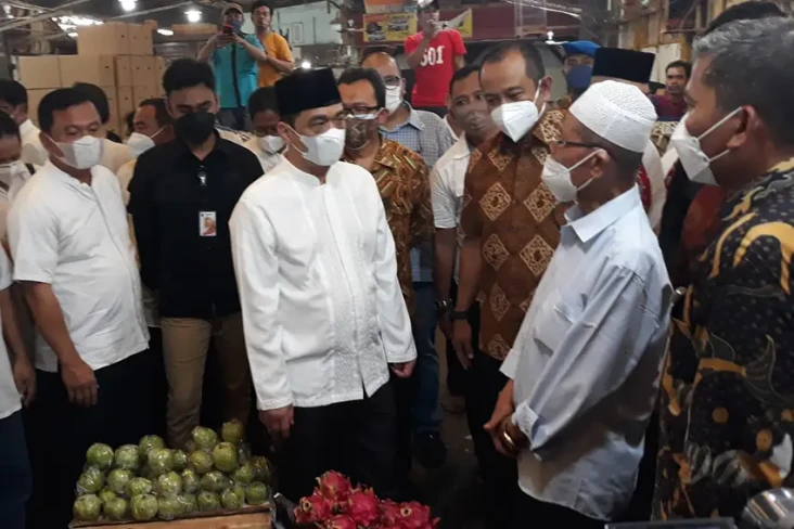 Tinjau Pasar Induk Kramat...