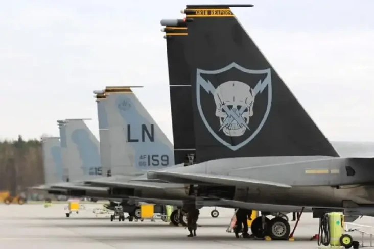 Jet Tempur F-15 AS Mendarat...