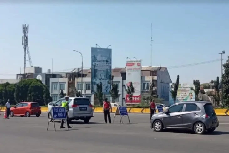 Omicron Menggila, Gerbang...