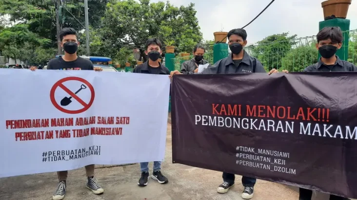 Massa Penolak Pemindahan...
