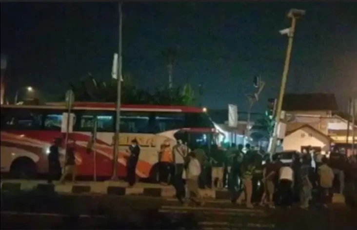 Diduga Sopir Ngantuk,...