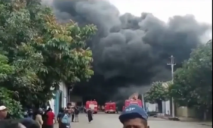 Pabrik Plastik dan Kertas...