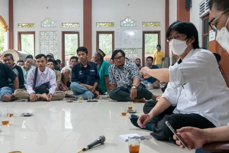 Kunjungi Warga Desa...