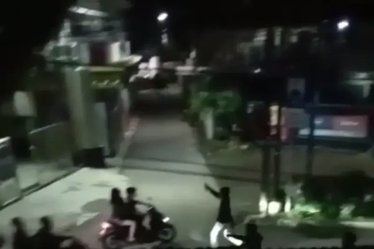 2 Kelompok Pemuda Bersenjata...