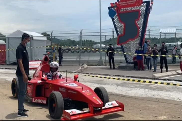 Keren! Mobil Ferrari...