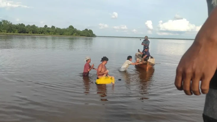 Kapal Tenggelam di Teluk...