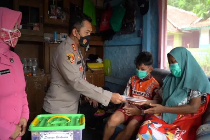 Cari Uang untuk Obati...