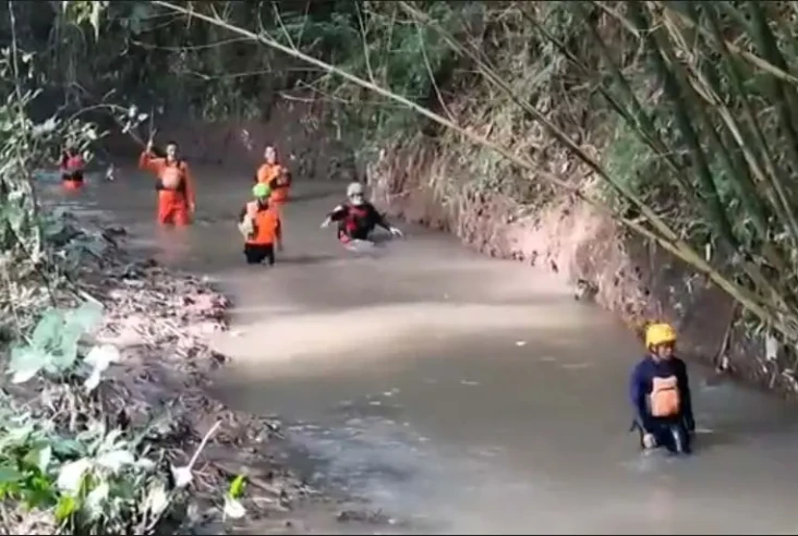 2 Pemuda Terseret Arus...