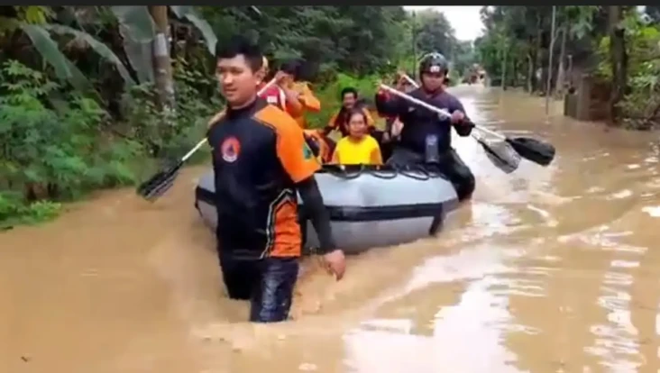 Tanggul Jebol, Puluhan...