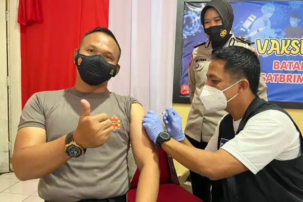Brimob Bone Gelar Vaksinasi...