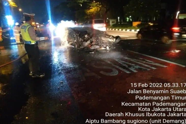 Mobil Minibus Terbakar...