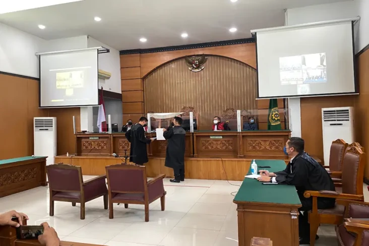 Terdakwa Kena Covid-19,...