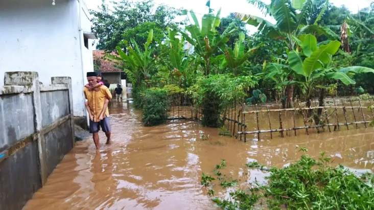 Tanggul Sungai Cihaur...