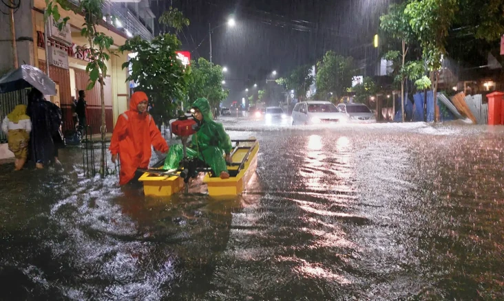 Hujan Deras Sejam, Jalan...