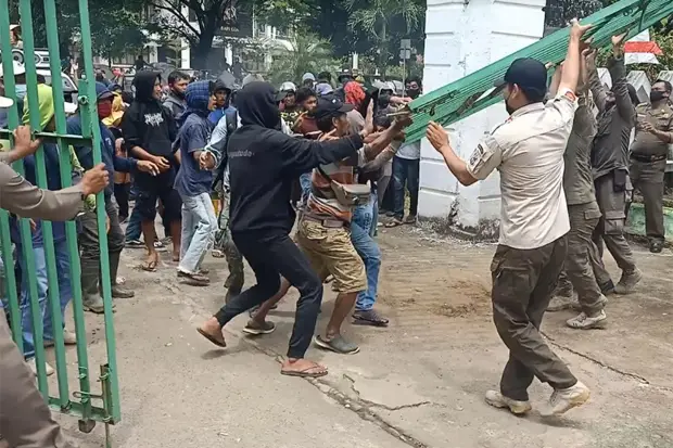 Unjuk Rasa Warga di...