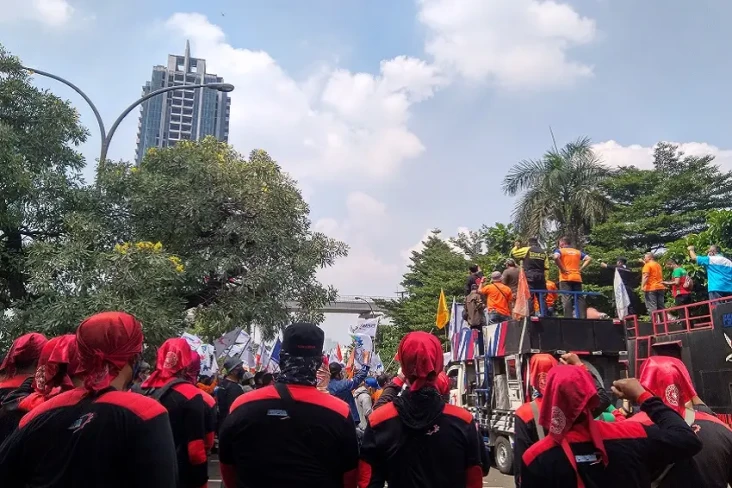 Massa Buruh Tiba di...