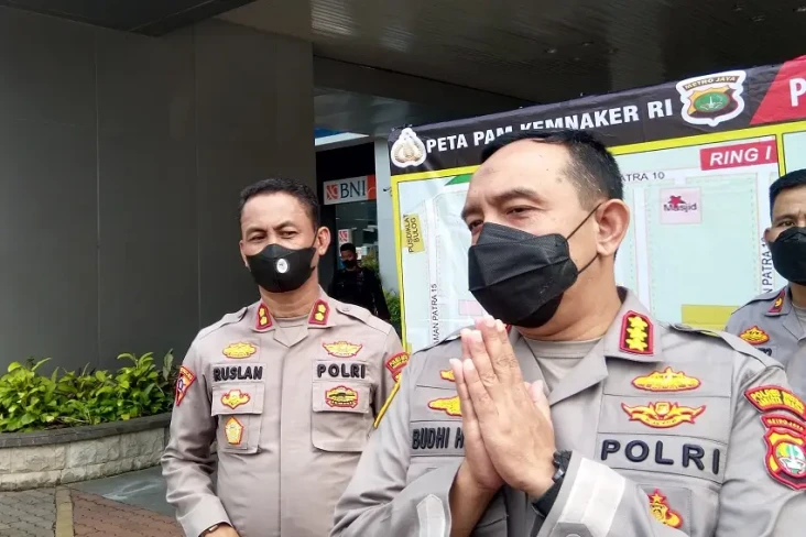 Massa Buruh Terus Berdatangan,...