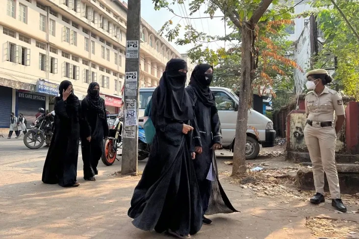 Ortu Siswi Muslim India:...