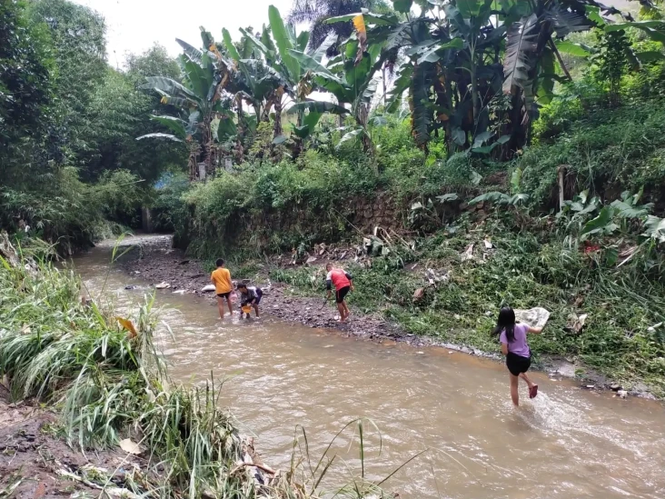 Warga di Aliran Sungai...
