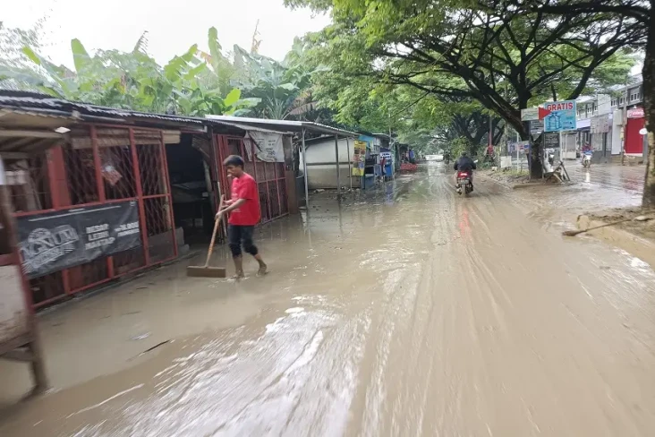 Diterjang Banjir, Lumpur...