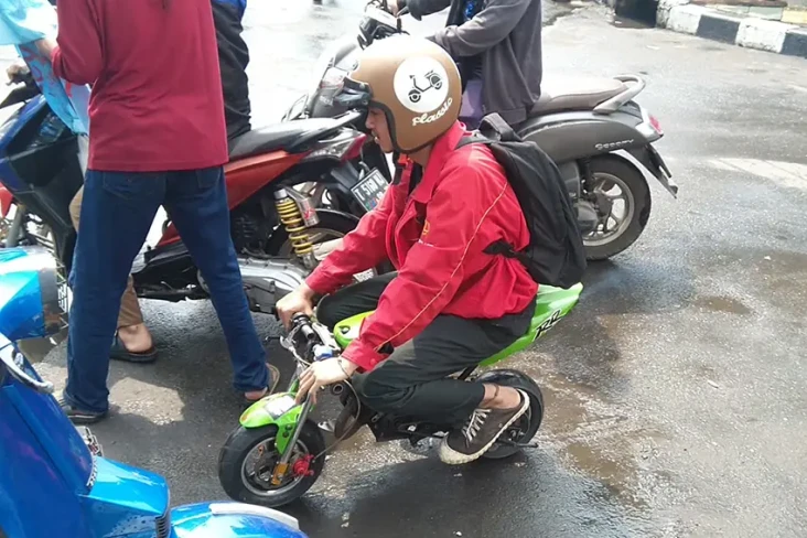 Pakai Motor Cilik, Buruh...