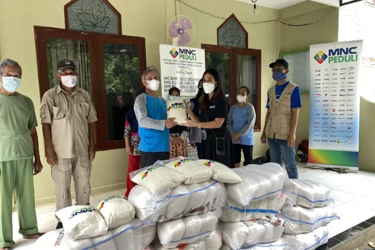 MNC Peduli Bagikan Beras...