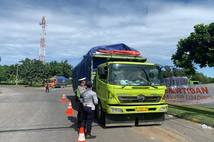 Polisi Tindak 130 Truk...