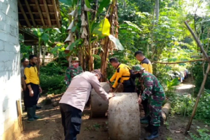 TNI-Polri Bangun 300...