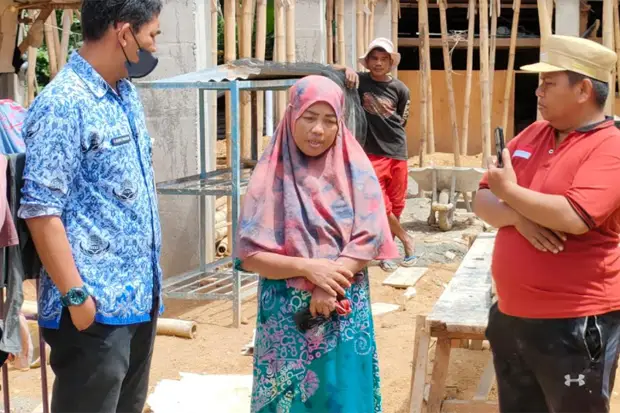 4 Bangunan di Sekitar...