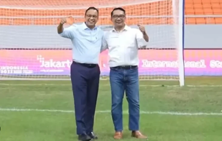 Fahri Hamzah Tertawa...