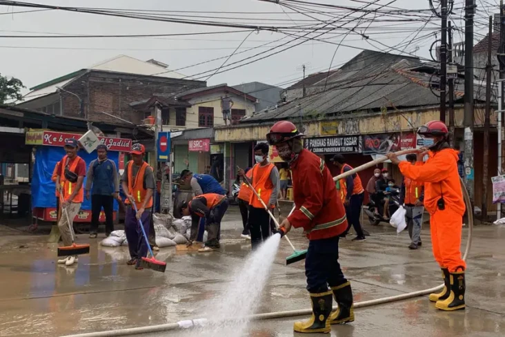 Banjir Surut, Warga...
