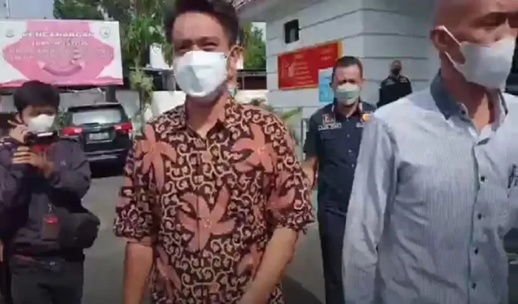 Haus Seks, Kades Nekat...