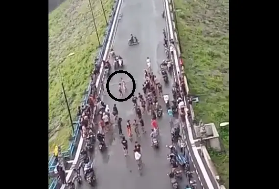 Viral! Rebutan Cewek,...