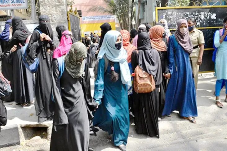 Diminta Lepas Jilbab...