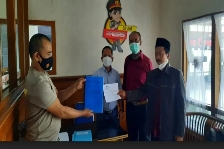Tuntut Kepala Desa Mundur,...