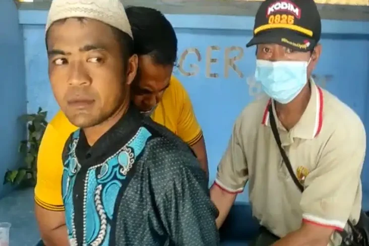 Bacok Kiai Ketua MUI,...