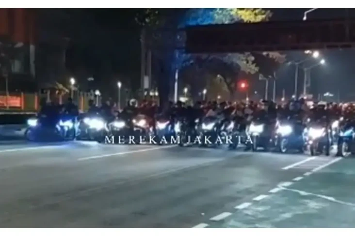 Viral Gerombolan Motor...