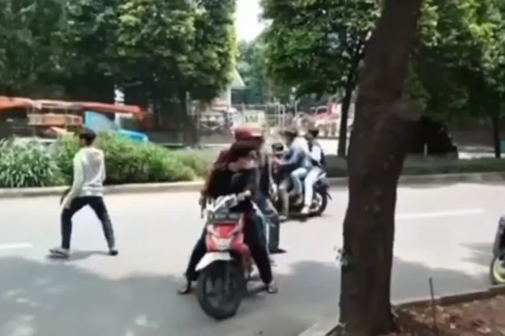 Tawuran Pelajar Bersenjata...