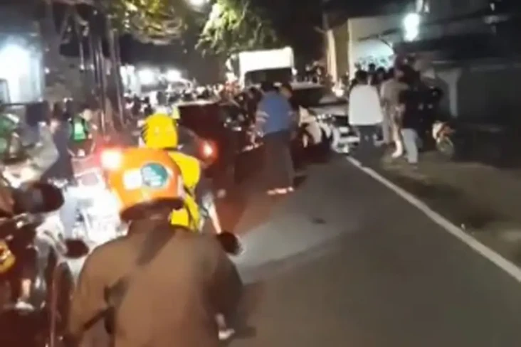 Dua Mobil Terlibat Kecelakaan...