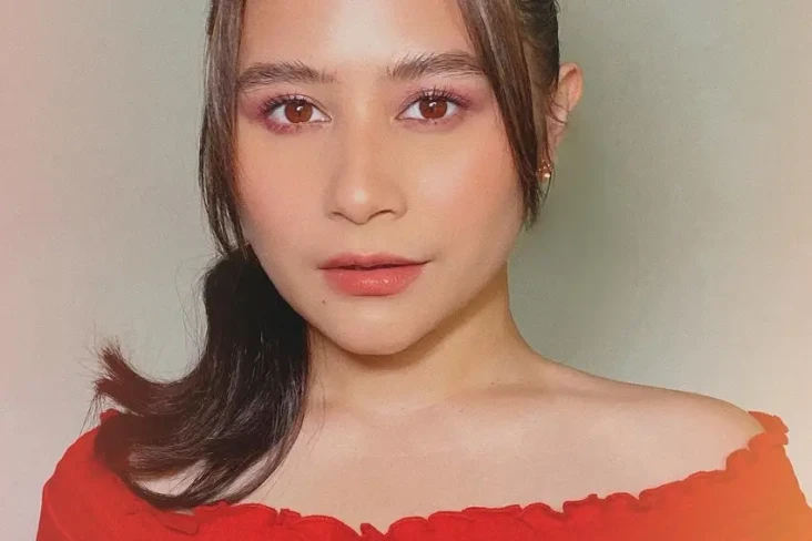 Prilly Latuconsina Putus...