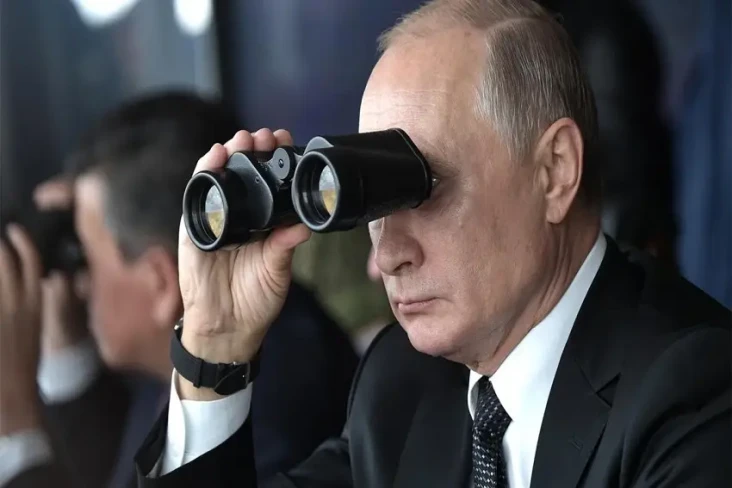 Putin Awasi Latihan...