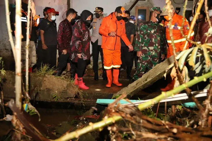Datangi Korban Banjir...