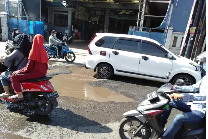 Waspada! Jalan Rusak...