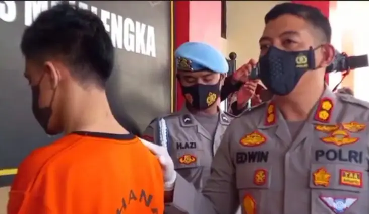 Perekam Video Mahasiswi...