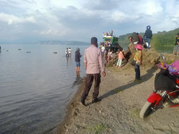 Asyik Mandi-mandi di...