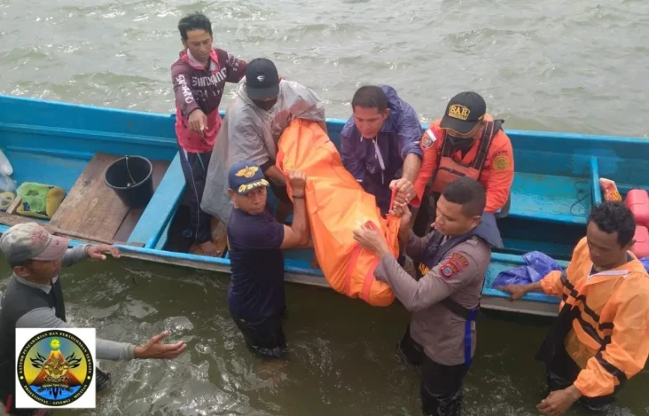 Longboat Terbalik Dihantam...