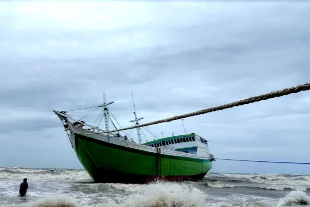 Dihantam Ombak, Kapal...